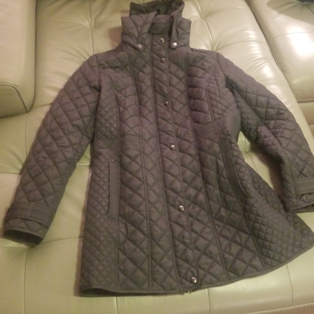 Weatherproof quilted detachable hooded jacket. L it is more like a medium.